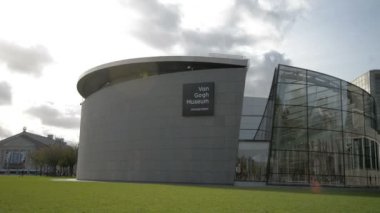 Amsterdam Hollanda Oktober 2017: Ziyaretçi van Gogh Müzesi yürümek-den geçerek.