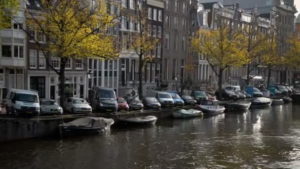 Canal de Amsterdã em cores outono . — Vídeo de Stock