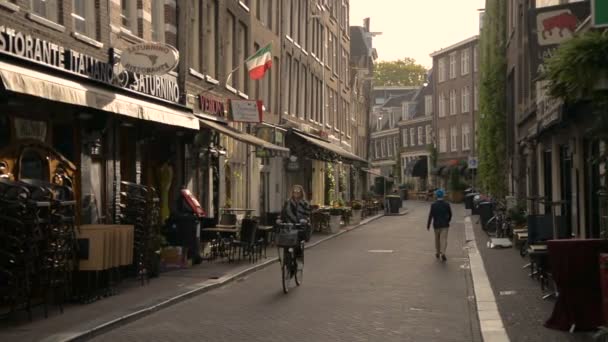 Amsterdam, Niederlande. amsterdam ist eine große europäische Hauptstadt mit einer Reihe von historischen Gebäuden, Denkmälern und Museen. seine verschiedenen Kanäle tragen selbst zu seiner Schönheit bei. — Stockvideo