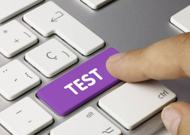 Test - Violet Klavye Anahtarı üzerine yazı. Metalik Klavyenin Violet Key 'inde Test Yazısı. Parmak tuşuna bas.
