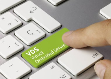Vds Sanal Adanmış Sunucu - Yeşil Klavye Anahtarındaki Yazıt. Metalik Klavyenin Yeşil Anahtarı Üzerine Yazılmış Sanal Sunucu. Parmak tuşuna bas.