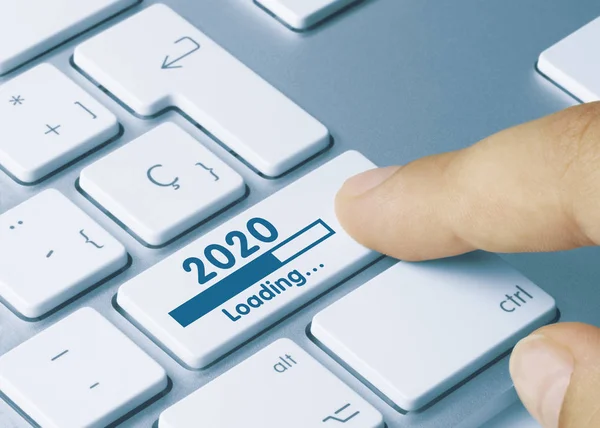 2020 Loading Blue Keyboard Keyの碑文 2020年 メタリックキーボードのブルーキーで書かれています 指押しキー — ストック写真