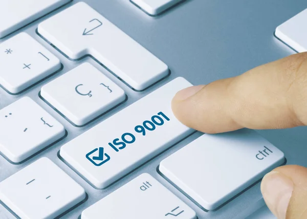 ISO 9001 - Напис на синій клавіатурі — стокове фото