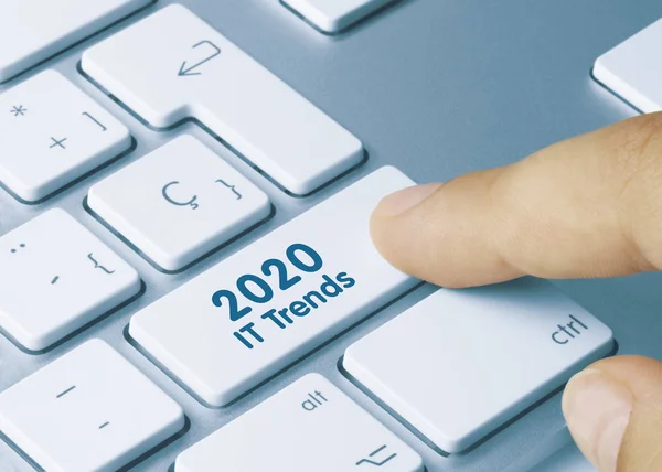 Тенденции развития информационных технологий 2020 - Надпись на белой клавише — стоковое фото