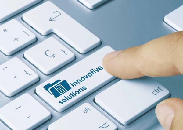 Innovatieve oplossingen - inscriptie op witte toetsenbord sleutel. — Stockfoto