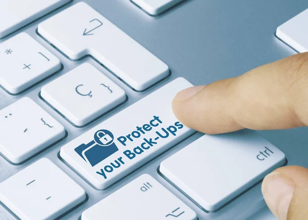 バックアップを保護する-青いキーボードキーの碑文. — ストック写真
