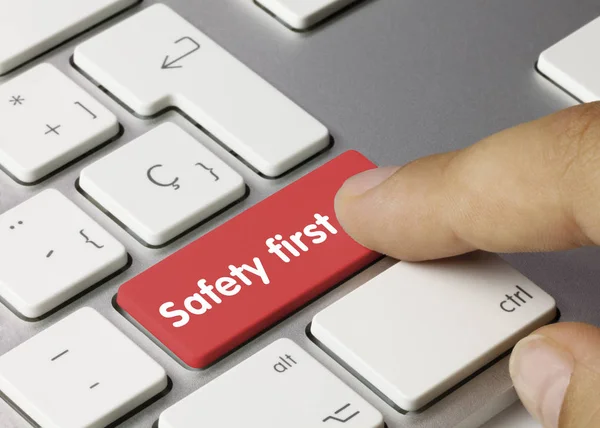 Safety first - Beschriftung auf roter Tastatur. — Stockfoto