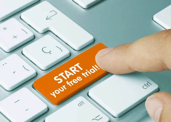 Zacznijcie swój bezpłatny proces! - Napis na pomarańczowym klawiszu klawiatury. — Zdjęcie stockowe