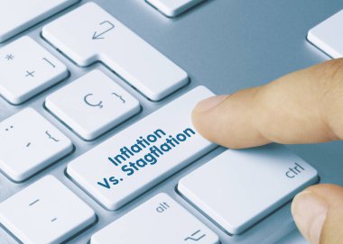 Enflasyon, Stagflation 'a Karşı Metalik Klavyenin Mavi Anahtarı' nda Yazıldı. Parmak tuşuna bas.
