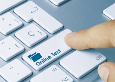 Çevrimiçi Test Yazısı Metalik Klavyenin Mavi Anahtarı. Parmak tuşuna bas.