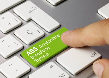 ABS Acrylonitrile Butadiene Styrene Metalik Klavyenin Yeşil Anahtarı üzerine yazıldı. Parmak tuşuna bas.