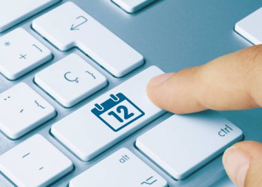 Takvim günleri 12 Metalik Klavyenin Mavi Anahtarı 'na yazıldı. Parmak tuşuna bas.