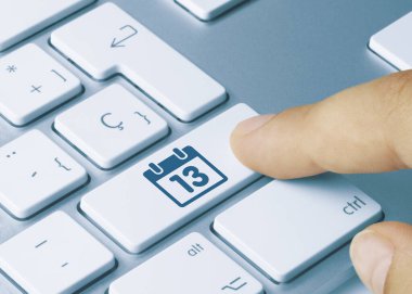 Takvim Günleri 13 Metalik Klavyenin Mavi Anahtarı 'na yazıldı. Parmak tuşuna bas.