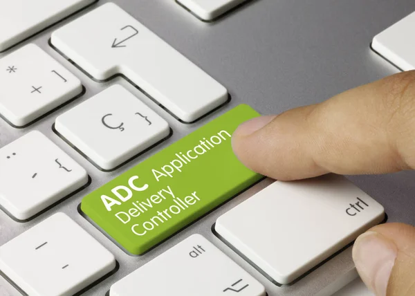 Adc 프로그램 Delivery Controller Written Green Key Metallic Keyboard 핑거누르기 — 스톡 사진