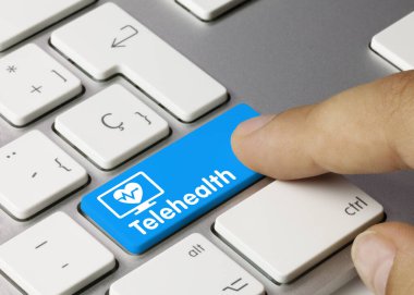 Metalik Klavyenin Mavi Anahtarı üzerine TeleHealth yazıldı. Parmak tuşuna bas.