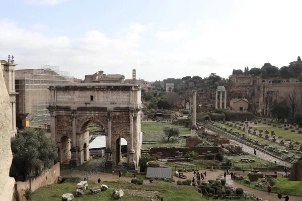 Łuk Triumfalny Pobliżu Koloseum Słoneczny Dzień — Zdjęcie stockowe