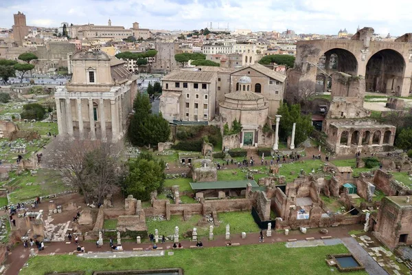 コロッセオ近くのローマのフォーラム古代ローマの建築 — ストック写真