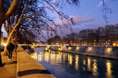 Tiber nehrinin üzerindeki Roma köprüsünün manzarası