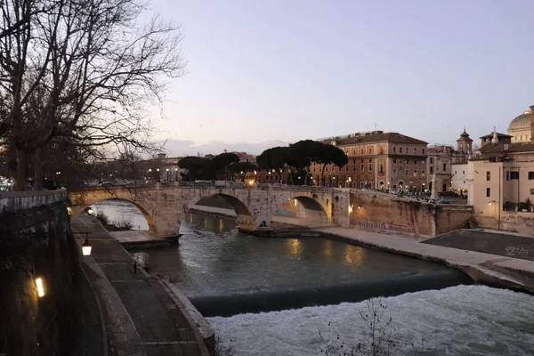 ティバー川にかかる晴れた2月の日の橋でのローマの光景 — ストック写真