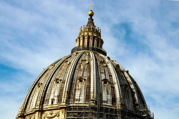 ローマの偉大さの美しい建築記念碑バチカンの聖ピーター大聖堂のイタリアローマドーム — ストック写真