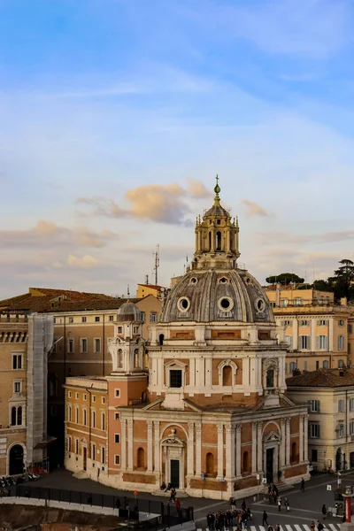 ローマの偉大さの大聖堂の美しい建築記念碑のイタリアローマドーム — ストック写真