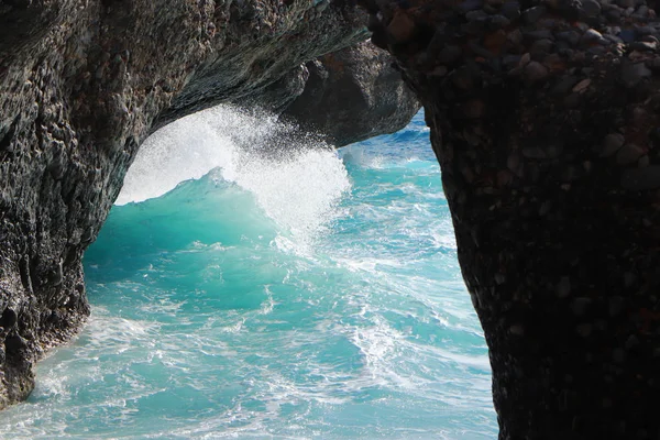 Onda Del Mare Ionio Batte Sulle Rocce Grecia — Foto Stock