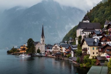 Sisli bir günde Hallstatt Manzarası ve dağlar arasında bulutlar