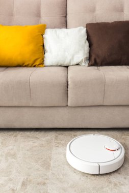 Robot elektrik süpürgesi odayı temizliyor.