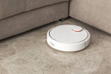 Robot elektrik süpürgesi odayı temizliyor.