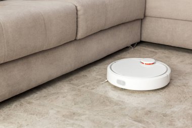 Robot elektrik süpürgesi odayı temizliyor.