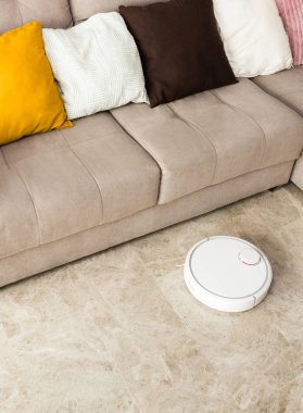 Robot elektrik süpürgesi odayı temizliyor.