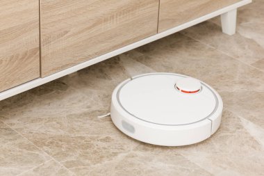 Robot elektrik süpürgesi odayı temizliyor.
