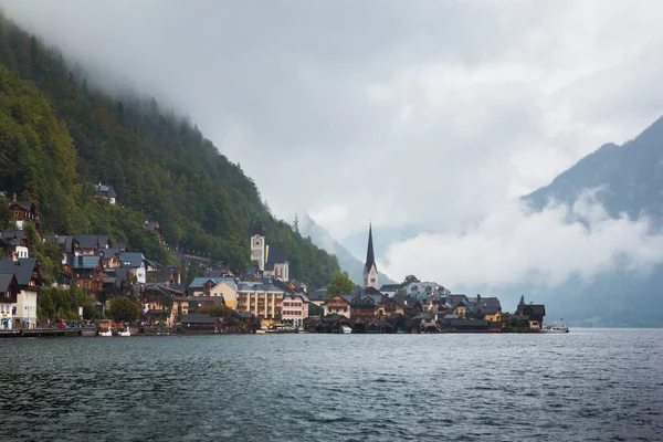 Hallstatt view in a foggy day and clouds between the mountains — Stock Photo, Image