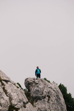 Kayalıklardaki adam.