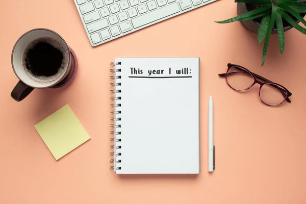 Foto stock de 2020 caderno de ano novo com lista de resoluções e objetos sobre fundo rosa — Fotografia de Stock