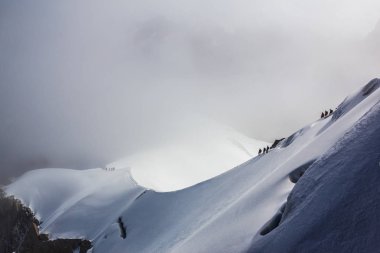 Mont Blanc 'taki bazı dağcıların stok fotoğrafı.