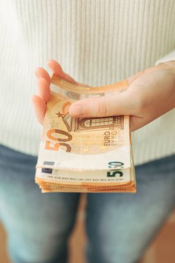 Birkaç el para tutarken çekilmiş stok fotoğrafı.