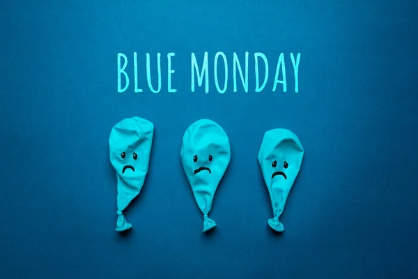 Zdjęcie niebieskich balonów poniedziałkowych na niebieskim tle — Zdjęcie stockowe