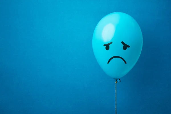 Foto stock de um balão de segunda-feira azul sobre um fundo azul — Fotografia de Stock