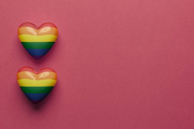 Kırmızı arkaplandaki Lgbt kalplerinin metin için alanı olan stok fotoğrafı