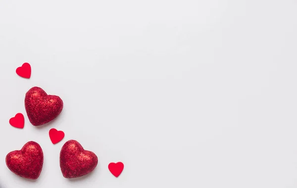 Foto stock de corações vermelhos sobre um fundo branco com um espaço para texto — Fotografia de Stock