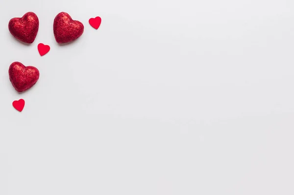 Beyaz zemin üzerinde kırmızı kalplerin stok fotoğrafı metin için bir boşluk ile — Stok fotoğraf