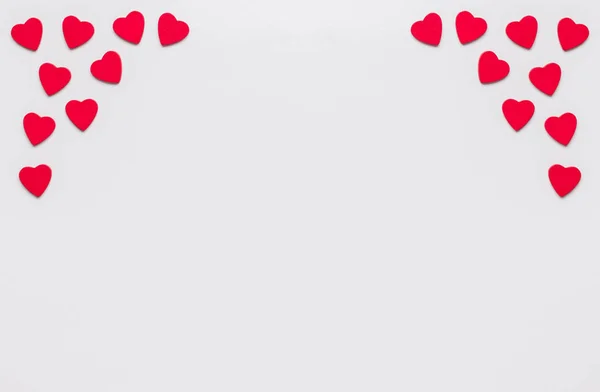 Foto stock de corações vermelhos de madeira sobre um fundo branco com um espaço para texto — Fotografia de Stock