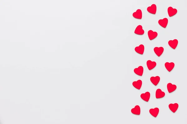 Foto stock de corações vermelhos de madeira sobre um fundo branco com um espaço para texto — Fotografia de Stock