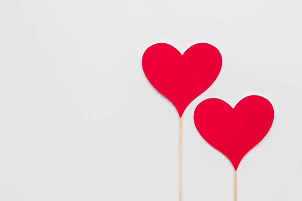 Foto stock de dois corações de papel vermelho sobre um fundo branco — Fotografia de Stock