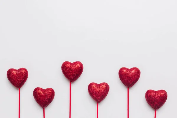 Foto stock de corações vermelhos com vara vermelha sobre um fundo branco e um espaço para texto — Fotografia de Stock