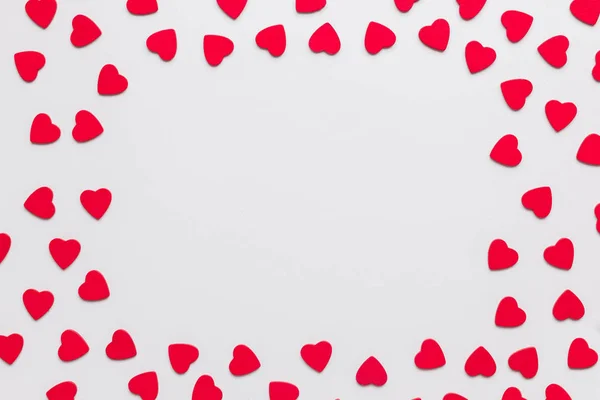 Foto stock de corações vermelhos de madeira sobre um fundo branco com um espaço emoldurado para texto — Fotografia de Stock