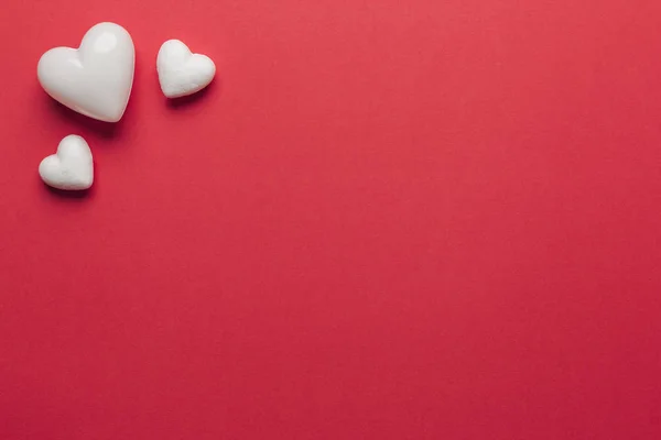 Foto stock de corações brancos sobre um fundo vermelho com espaço para texto — Fotografia de Stock