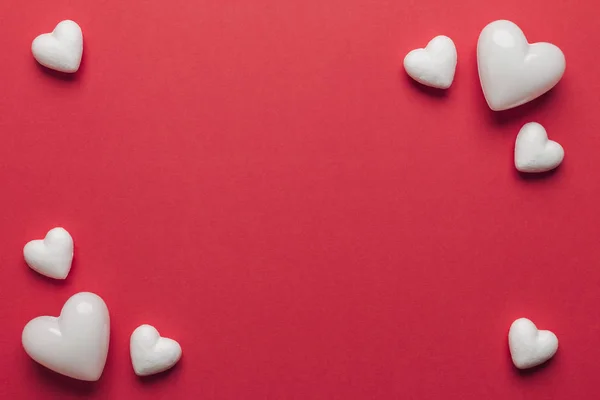 Foto stock de corações brancos sobre um fundo vermelho com espaço para texto — Fotografia de Stock