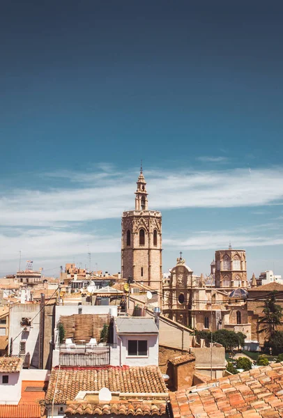 Torre del Micalet 'in güzel bir manzarasının stok fotoğrafı. İspanya Valencia 'da 13. yüzyıl gotik katedrali